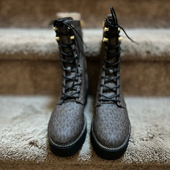 Michael Kors Size 10 Bryce Bootie Lace up New in box - Picture 2 of 5